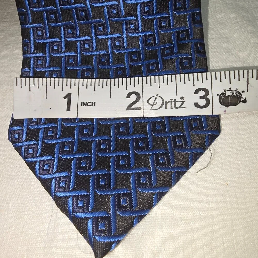 MENS SILK TIE BLACK WITH BLUE SQUARE DESIGN CLASSY TIE EXCELLENT CONDITION
